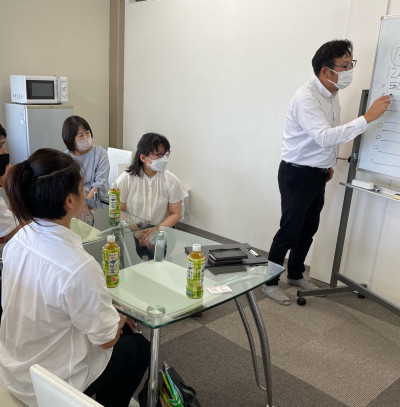 訪問マッサージについての説明を受ける様子