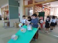 作品を友達と一緒に転がす児童