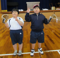グローブをはめて横に並んだ小学部児童