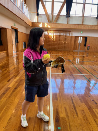 グローブをはめてキャッチボールをする中学部女子生徒