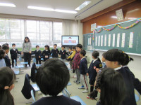 輪になってごろごろドンのゲームをする児童ら