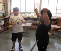 勝利して喜ぶ小学部児童二人