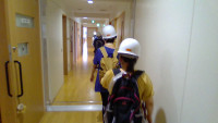 ２階中央扉を通って集会室へ