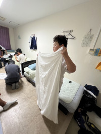起床後、シーツを畳んでいます