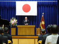 校長先生が式辞を読み上げている