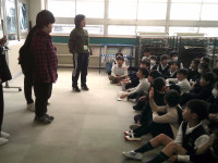 ４年生全員の前で自己紹介をしています