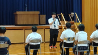 教育実習生の話を聞く児童生徒