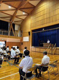 校長先生の話を聞く児童生徒