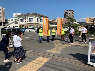 新聞記事のための写真撮影をするＮさん