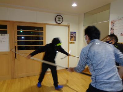 不審者がさすまたを掴む 不審者がさすまたを掴む