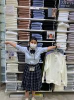 商品補充をした棚の前で 商品補充をした棚の前で