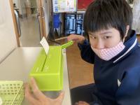 シュレッダーのハンドルを回転させている様子 シュレッダーのハンドルを回転させている様子