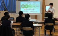 話を聞く5人の生徒 話を聞く5人の生徒