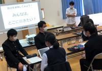 話し合いをする5人の生徒 話し合いをする5人の生徒