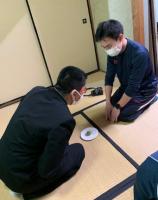 お菓子をお客様に運ぶ お菓子をお客様に運ぶ