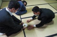 お菓子をお客様に運ぶ お菓子をお客様に運ぶ