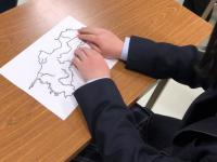 四国の川を描いた立体コピーを触る女子生徒