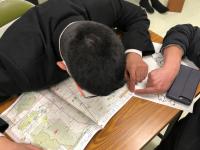 松山市のハザードマップを見る男子生徒