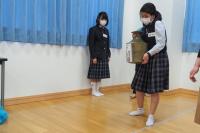 水がめを運んで歩く女子生徒