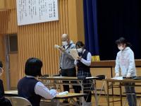 体育館での司会者生徒の様子