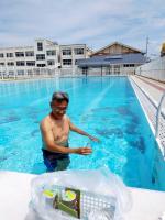 水質検査のための水をとっています「とってもきれいな水で感動！」