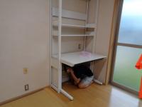 机の下で身を守る 机の下で身を守る
