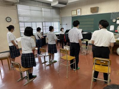 ピアノに合わせて歌う6人の生徒 ピアノに合わせて歌う6人の生徒