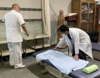 鍼灸室で試験の準備をする試験官の先生と理療科1年生 鍼灸室で試験の準備をする試験官の先生と理療科1年生