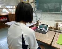 生徒指導主事の講話を視聴する生徒 生徒指導主事の講話を視聴する生徒