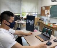 パソコンとモニターを活用して視聴する生徒 パソコンとモニターを活用して視聴する生徒