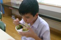 給食を食べる生徒 給食を食べる生徒