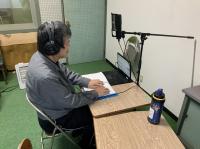 機器の前で録音中1 機器の前で録音中1