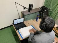 機器の前で録音中2 機器の前で録音中2