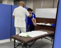 予防のためのストレッチ法を伝えている様子 予防のためのストレッチ法を伝えている様子