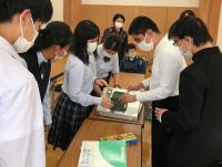投票箱を組み立てる生徒たち 投票箱を組み立てる生徒たち