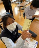 模擬投票権を持って微笑む女子生徒 模擬投票権を持って微笑む女子生徒