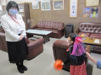 ハロウィンウォークでは、お化けに変身して校長室にも行きました。 ハロウィンウォークでは、お化けに変身して校長室にも行きました。