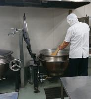大きなしゃもじ(スパテラ)でミルクスープをかき混ぜている様子 大きなしゃもじ(スパテラ)でミルクスープをかき混ぜている様子