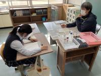 数学の問題の解説を聞く女子生徒。