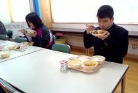 給食を食べる中学１年生