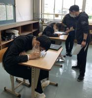 点字テストに取り組む生徒