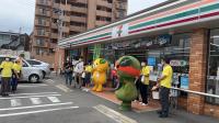 お店の前でお客さんを待っています。 お店の前でお客さんを待っています。