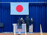 校長が生徒に賞状を授与している様子。 校長が生徒に賞状を授与している様子。