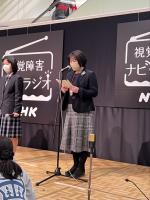 校長先生が学校紹介をしているところ 校長先生が学校紹介をしているところ