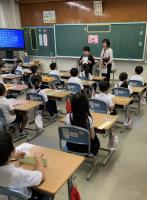 みどり小学校1年生の教室の前で自己紹介をする本校小学部1年生