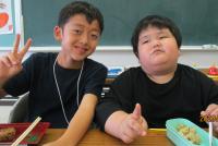 興居島小学校の児童とお弁当を食べる本校1年生