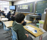 席に座り、国語の授業に参加する児童