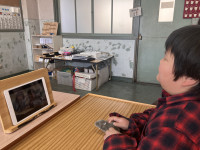 京都府立盲学校の児童とiPad越しに話をする本校児童