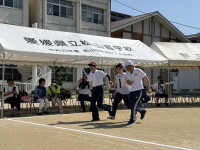 カードを引いて校長先生、教頭先生と一緒に走る生徒