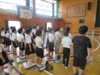 みどり小学校の児童に交じり、歌を歌う本校児童